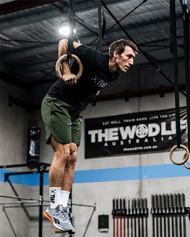 male athlete doing muscle-ups