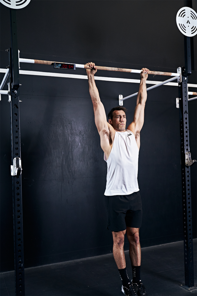 male athlete doing kipping pull-ups